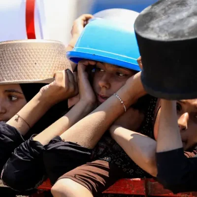 Palestinos esperan para recibir alimentos por parte de una cocina benéfica, en medio de una crisis de hambre en Gaza (27.07.2025)