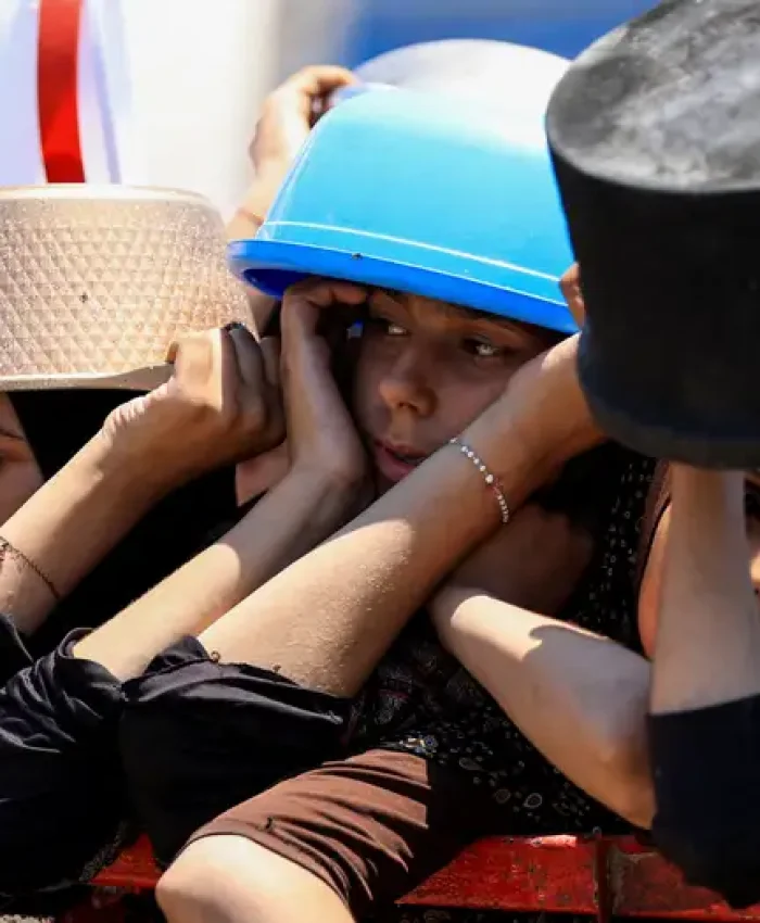 Palestinos esperan para recibir alimentos por parte de una cocina benéfica, en medio de una crisis de hambre en Gaza (27.07.2025)