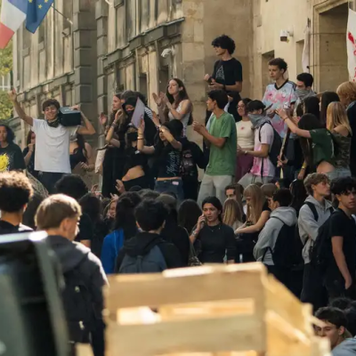 FRANCIA: miles de estudiantes se movilizan en contra los recortes y la precariedad en el sistema educativo
