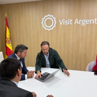 En España, el gobernador se reunió con operadores turísticos del sector privado