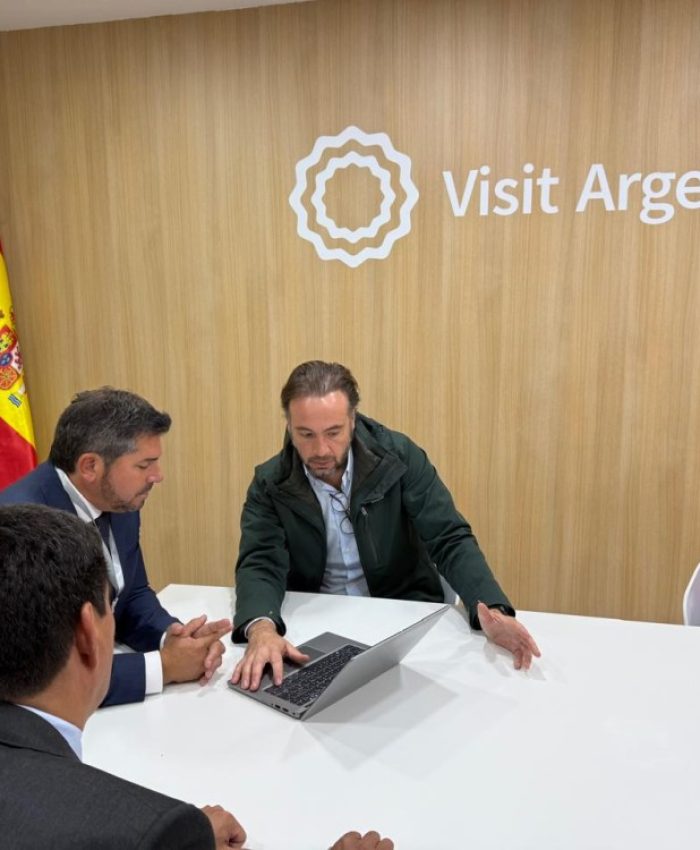 En España, el gobernador se reunió con operadores turísticos del sector privado