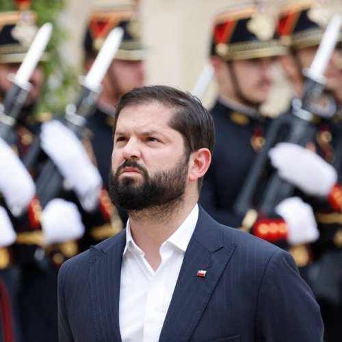 Tras la advertencia de Boric, el gobierno argentino retira paneles solares de territorio chileno en la Patagonia