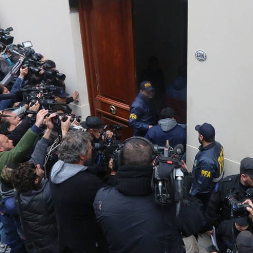 Allanan los domicilios de CFK