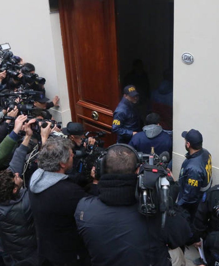 Allanan los domicilios de CFK