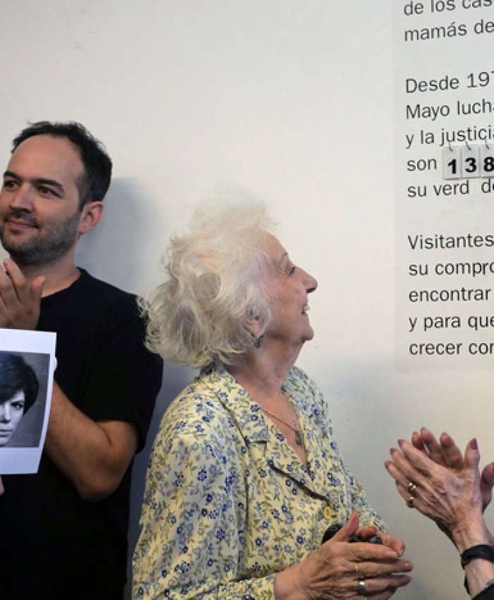 Abuelas de Plaza de Mayo celebran una nueva restitución de identidad. . Imagen: AFP