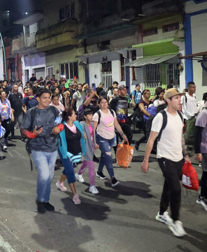 MEX8825. TAPACHULA (MÉXICO), 26/12/2024.- Migrantes caminan al inicio de una caravana que se dirige a la frontera norte de México este jueves, en el municipio de Tapachula en Chiapas (México). La primera caravana migrante del año partió este jueves de la frontera sur de México con cerca de 1.500 integrantes, quienes buscan desafiar las restricciones del Gobierno mexicano para llegar a Estados Unidos antes de la investidura de Donald Trump, el 20 de enero. EFE/ Juan Manuel Blanco