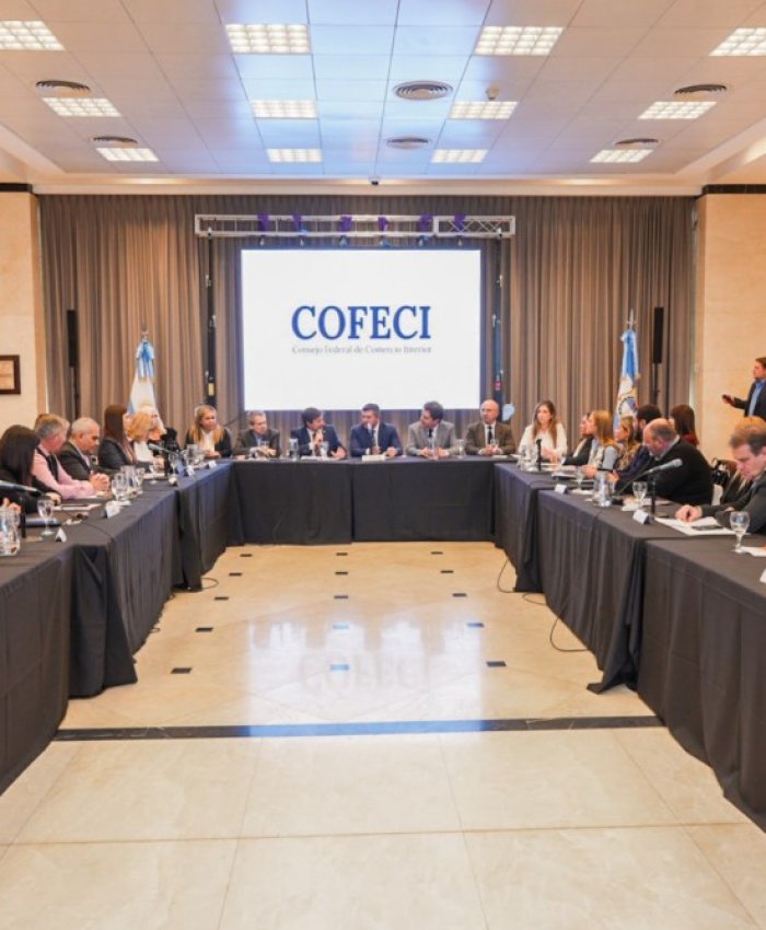 Orrego presenció reuniones de entidades nacionales clave para mejorar el comercio y consumo