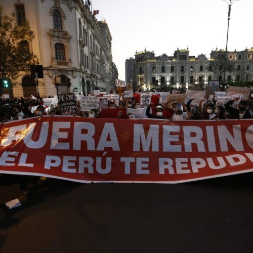 El pueblo peruano espera en las calles la elección parlamentaria que resuelva el vacío de poder existente en el país.