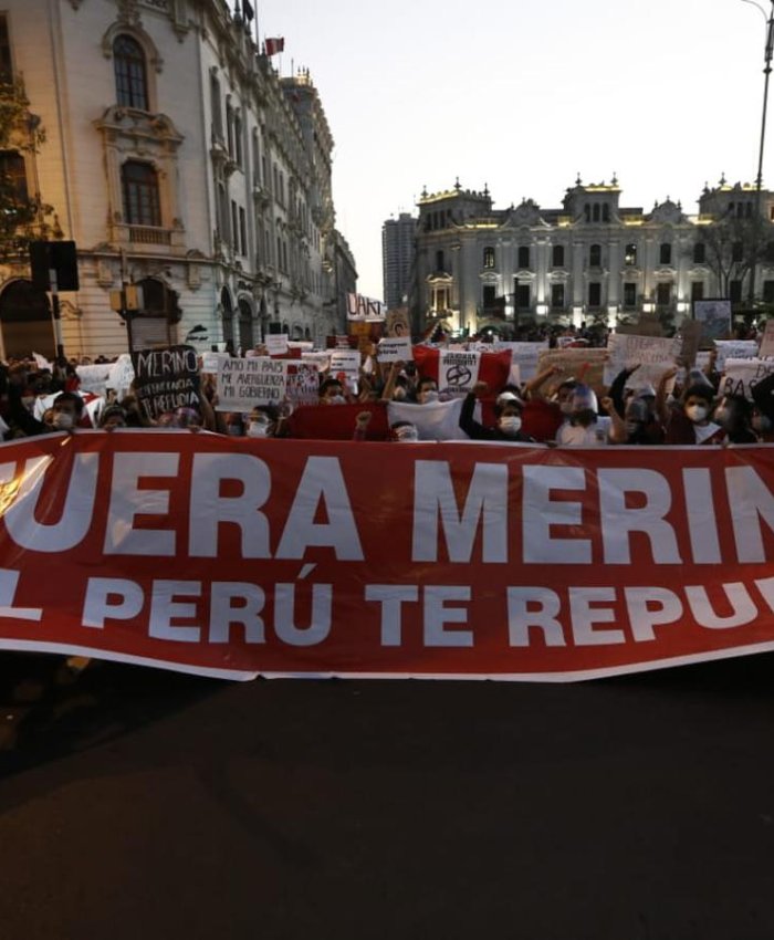 El pueblo peruano espera en las calles la elección parlamentaria que resuelva el vacío de poder existente en el país.