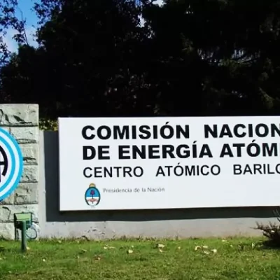 Comisión Nacional de Energía Atómica: cientos de trabajadores recibieron notificaciones de despido y se concentran en la Sede Central