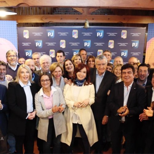 Los corrió por izquierda y derecha: Cristina Kirchner participó de la cumbre del PJ