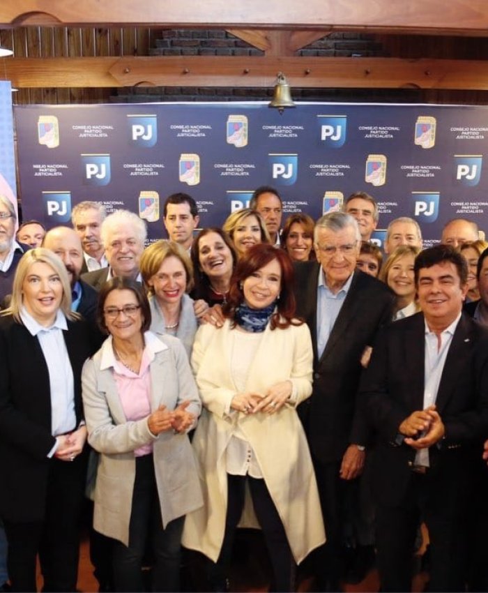 Los corrió por izquierda y derecha: Cristina Kirchner participó de la cumbre del PJ