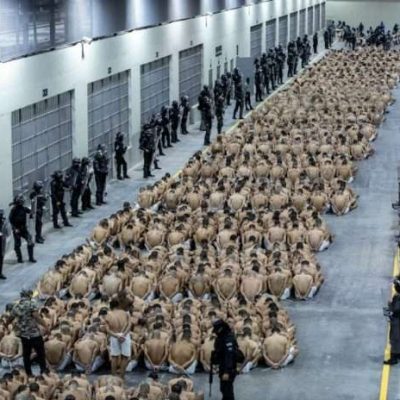 Personas detenidas en el Centro de Confinamiento del Terroristas (Cecot) en El Salvador. Foto Archivo / Oficina presidencial salvadoreña / AP