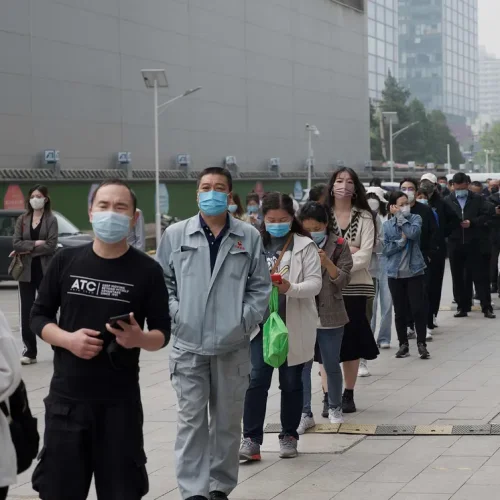 La gente espera en la cola para hacerse la prueba del coronavirus en un lugar de recogida de hisopos en Pekín el 25 de abril de 2022.
NOEL CELIS - AFP