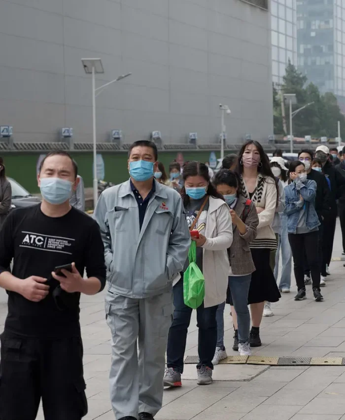 La gente espera en la cola para hacerse la prueba del coronavirus en un lugar de recogida de hisopos en Pekín el 25 de abril de 2022.
NOEL CELIS - AFP