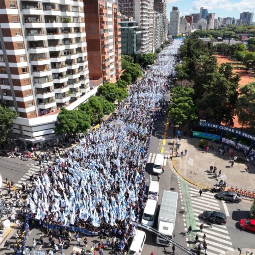 MULTITUDINARIA COLUMNA DE LA CÁMPORA MARCHA A PLAZA DE MAYO