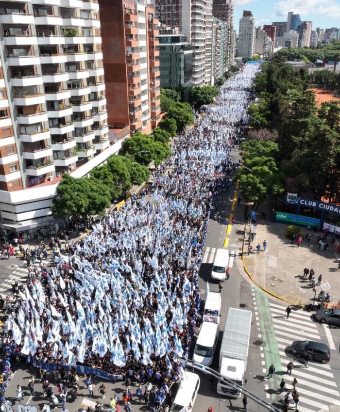 MULTITUDINARIA COLUMNA DE LA CÁMPORA MARCHA A PLAZA DE MAYO