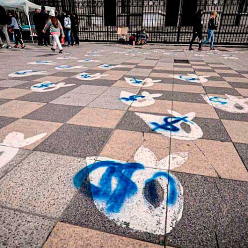 Los pañuelos simbólicos de Madres y Abuelas de Plaza de Mayo fueron vandalizados en Mar del Plata. Crédito: Qué Digital
