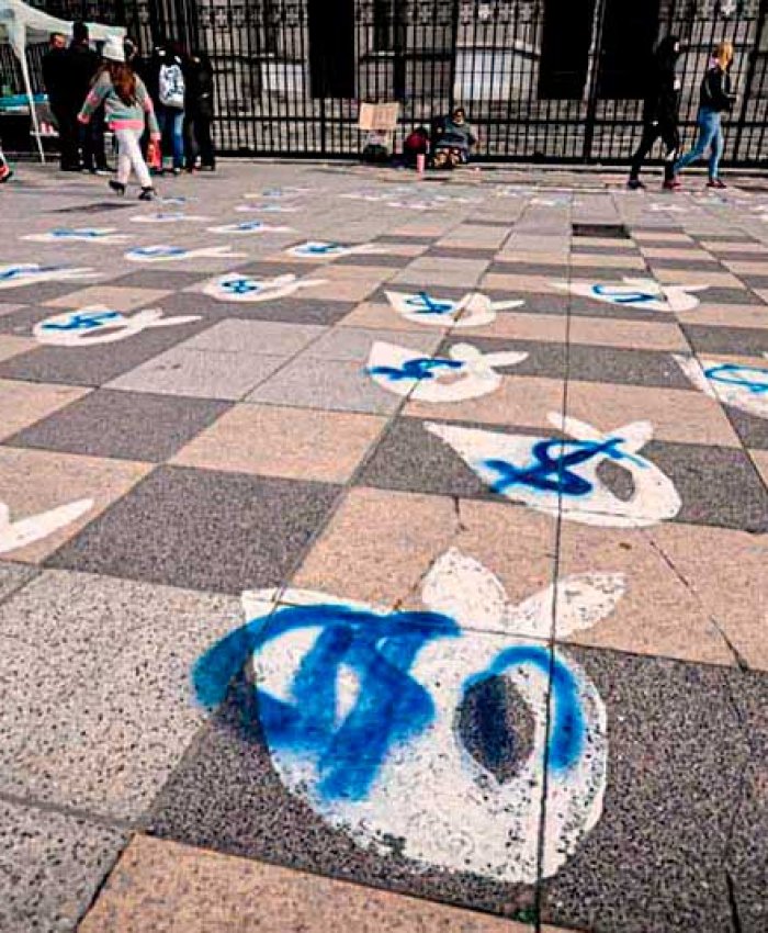 Los pañuelos simbólicos de Madres y Abuelas de Plaza de Mayo fueron vandalizados en Mar del Plata. Crédito: Qué Digital
