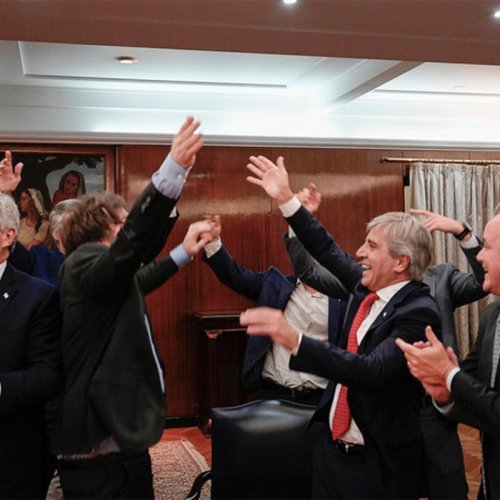 Denuncian a Milei, Caputo y Bausili por la venta de casi 400 millones de dólares a 1100 pesos