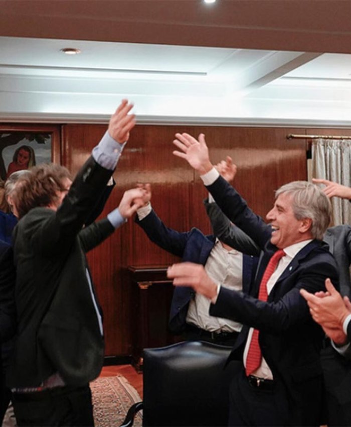 Denuncian a Milei, Caputo y Bausili por la venta de casi 400 millones de dólares a 1100 pesos