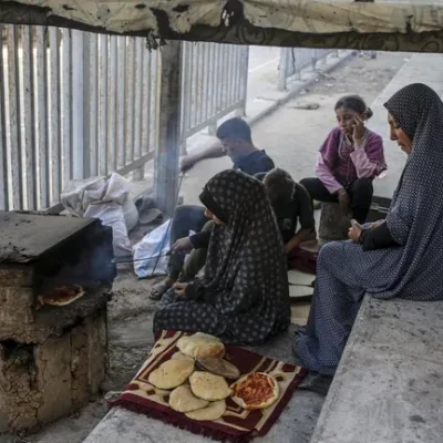 Un palestina cuece pan en el centro de desplazados de Al Yarmouk MOHAMMED SABER | EFE