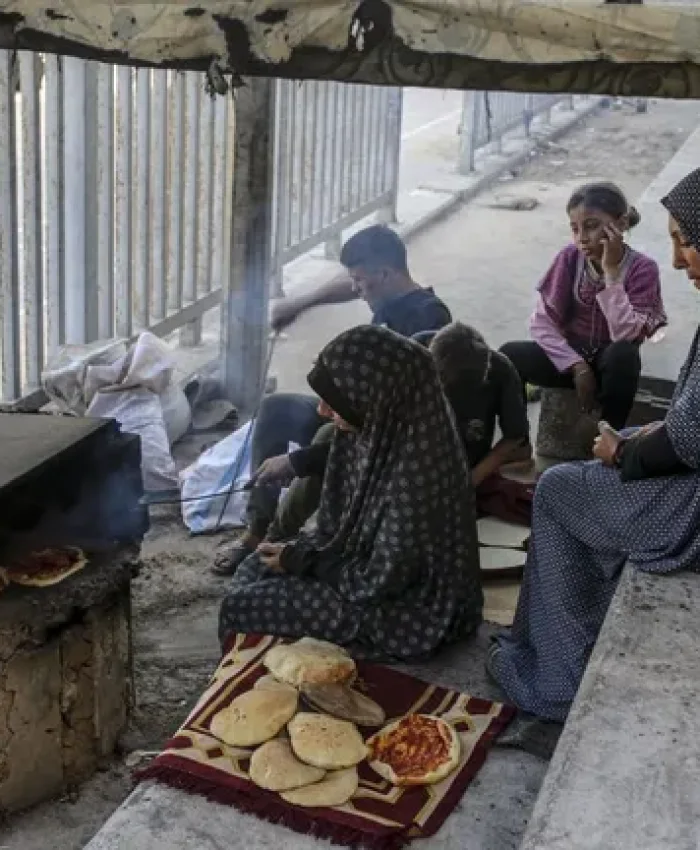 Un palestina cuece pan en el centro de desplazados de Al Yarmouk MOHAMMED SABER | EFE