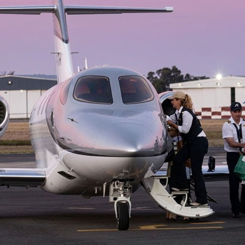 La esposa de Adorni gastó 6.000 dólares en efectivo durante un viaje a España