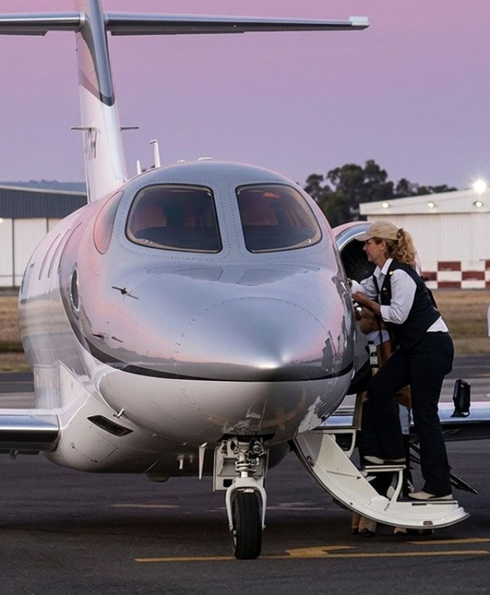 La esposa de Adorni gastó 6.000 dólares en efectivo durante un viaje a España