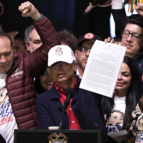 COLOMBIA: Gustavo Petro firma un nuevo decreto de aumento del salario mínimo y mantiene el incremento en el 23,7%