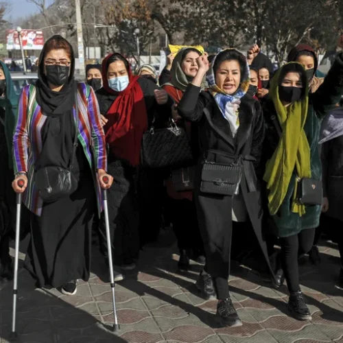 ONGs salen de Afganistán por el veto a las mujeres