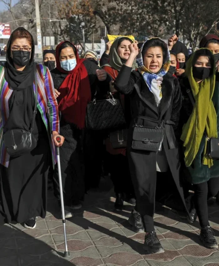 ONGs salen de Afganistán por el veto a las mujeres
