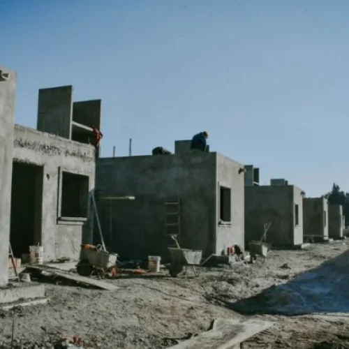 Orrego anunció un megaplan de viviendas para San Juan y avanza con la firma de los contratos de obra