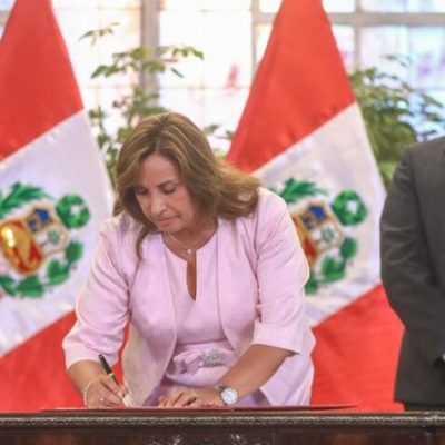 La presidenta Dina Boluarte, acompañada del ministro de Justicia Enrique Alcántara, firma la ley que propiciará que los responsables de los casos La Cantuta y Barrios Altos queden libres de culpa.