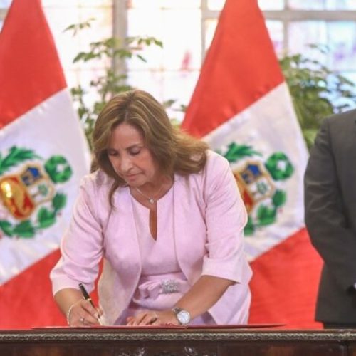 La presidenta Dina Boluarte, acompañada del ministro de Justicia Enrique Alcántara, firma la ley que propiciará que los responsables de los casos La Cantuta y Barrios Altos queden libres de culpa.