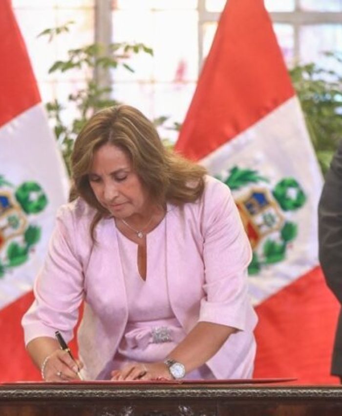 La presidenta Dina Boluarte, acompañada del ministro de Justicia Enrique Alcántara, firma la ley que propiciará que los responsables de los casos La Cantuta y Barrios Altos queden libres de culpa.