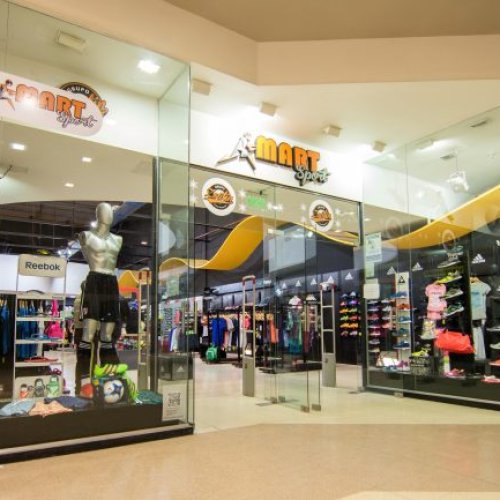Empleados de un local de ropa deportiva quedaron en la calle