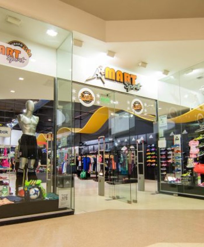 Empleados de un local de ropa deportiva quedaron en la calle