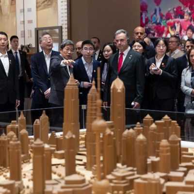 URUGUAY: el presidente Yamandú Orsi llegó a China en visita oficial y mañana se reunirá con el presidente Xi Jinping