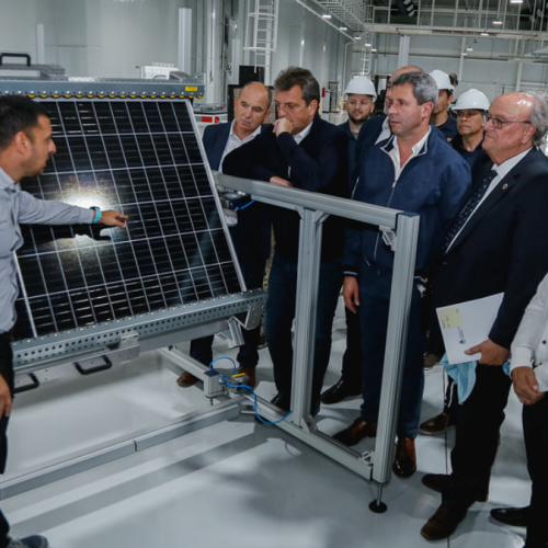 Uñac y Massa recorrieron la fábrica de paneles solares en San Juan