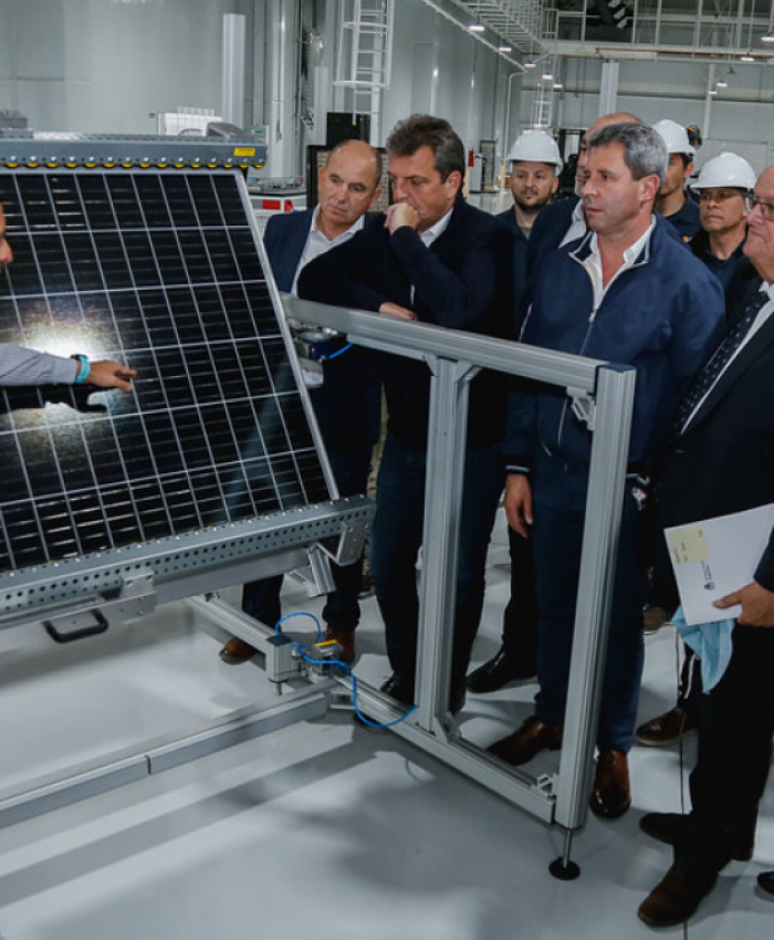 Uñac y Massa recorrieron la fábrica de paneles solares en San Juan