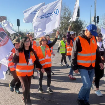CHILE: Docentes y sindicatos marchan al Congreso Nacional en protesta a los recortes presupuestarios del Gobierno de Kast