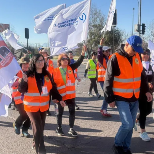 CHILE: Docentes y sindicatos marchan al Congreso Nacional en protesta a los recortes presupuestarios del Gobierno de Kast