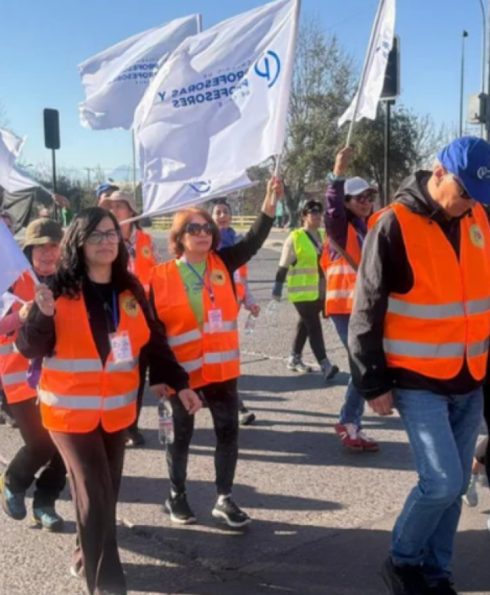 CHILE: Docentes y sindicatos marchan al Congreso Nacional en protesta a los recortes presupuestarios del Gobierno de Kast