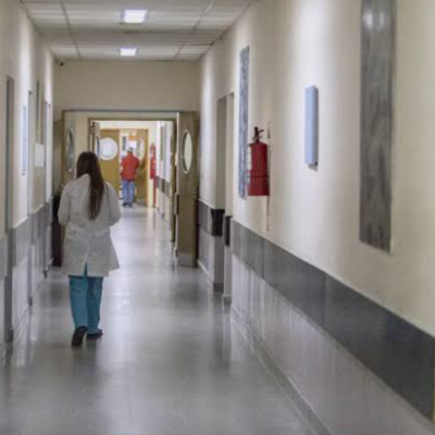 El Gobierno elimina la atención médica gratuita en hospitales públicos a personas extranjeras no residentes