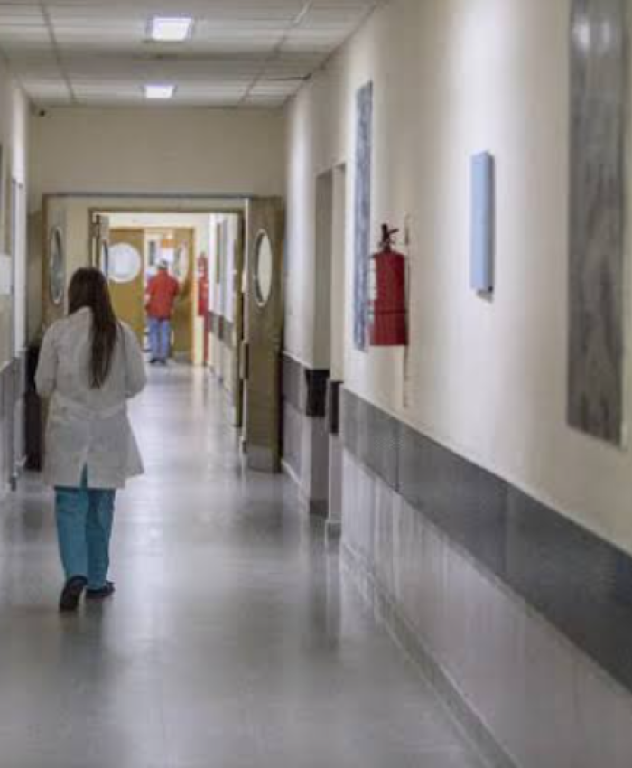 El Gobierno elimina la atención médica gratuita en hospitales públicos a personas extranjeras no residentes