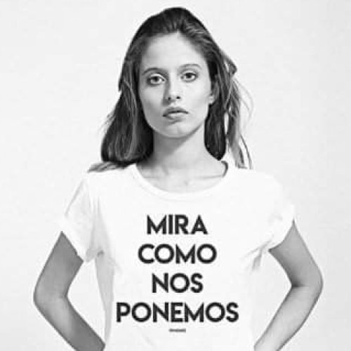 “Mirá cómo me aprovecho”: Ona Saez explota el impacto de la denuncia contra Juan Darthés para vender remeras