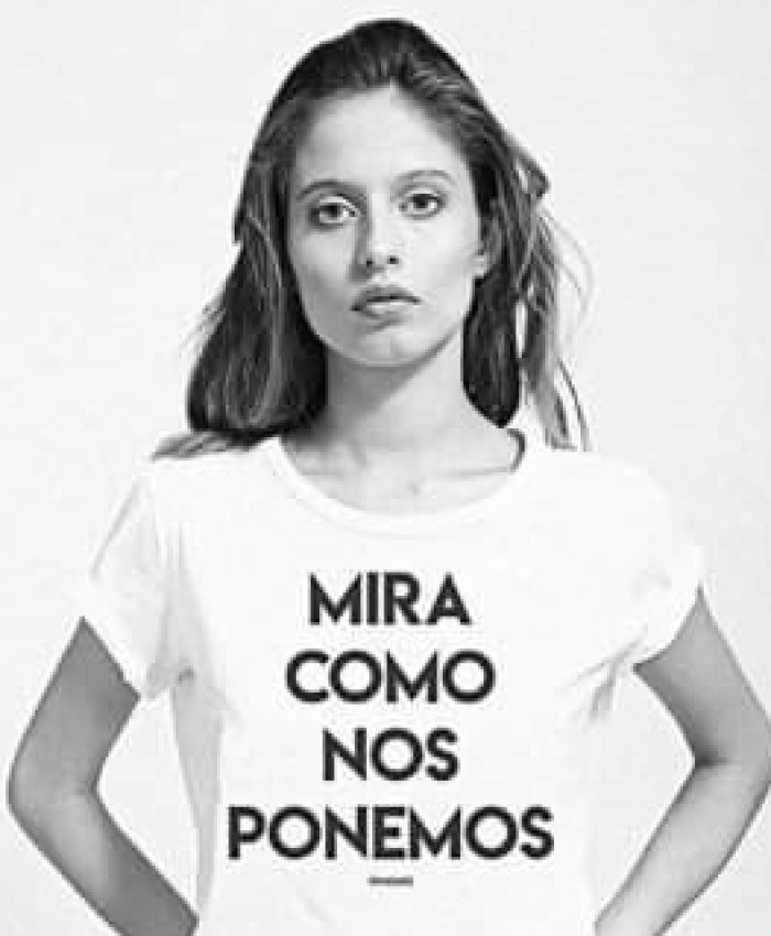 “Mirá cómo me aprovecho”: Ona Saez explota el impacto de la denuncia contra Juan Darthés para vender remeras