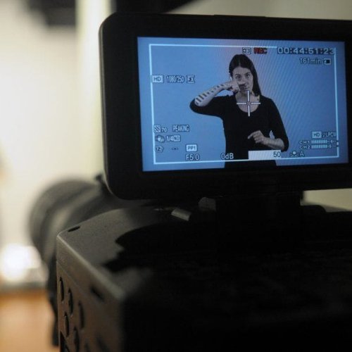 Todos los canales de TV deberán incorporar lenguaje de señas y subtitulado