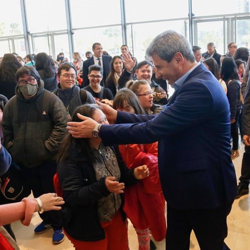 El gobernador acompañó a personas con discapacidad en la función de “El hombre que perdió su sombra